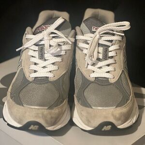 New Balance Gray and White Sneakers
New balance 990v3 size 10